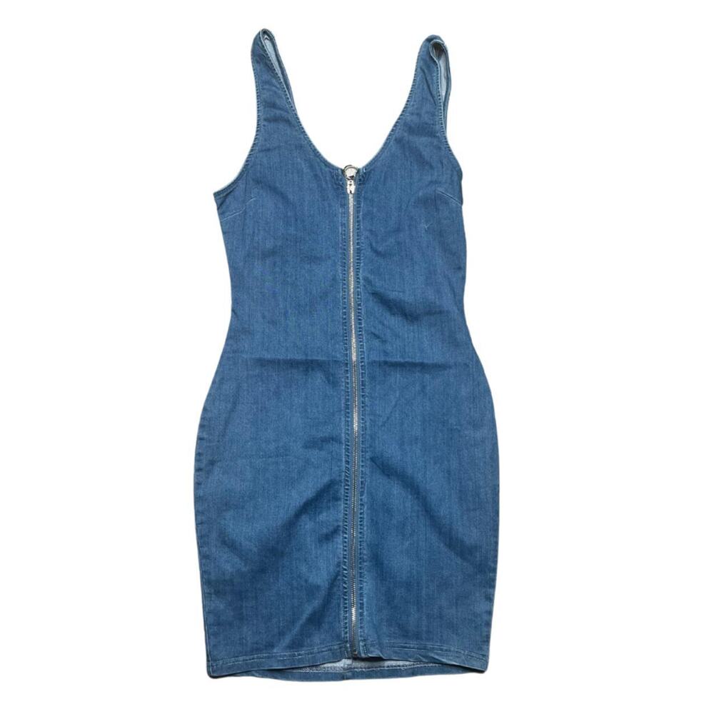 Fitted denim skirt with front